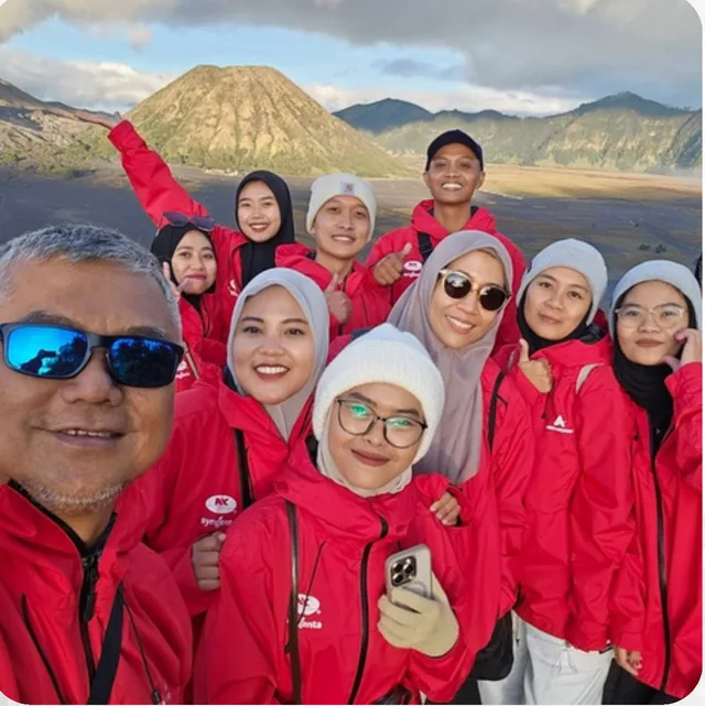 Rombongan karyawan berjaket merah Antarestar di kawasan Gunung Bromo