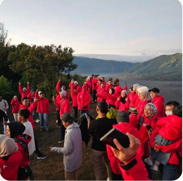Peserta outing perusahaan berjaket merah Antarestar berkumpul di Bromo