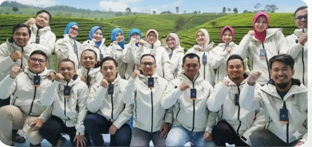 Tim korporat berjaket Antarestar putih custom logo di kebun teh