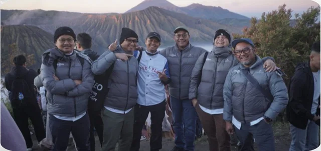 Tim perusahaan memakai rompi bulu angsa Antarestar saat sunrise di Bromo